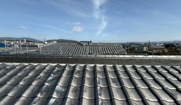 【東大阪市】屋根の白い部分がポロポロ…それ漆喰の劣化かもしれません！早めの屋根修理が安心です！