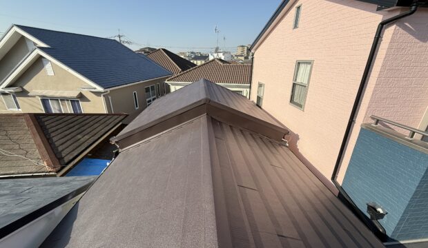 『東大阪市』瓦屋根からスーパーガルテクトへ！軽くて強い屋根に変える屋根修理とは？
