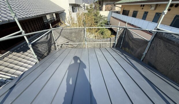 【東大阪市】屋根に土！？そのまま放置は危険！立平屋根へのリフォーム事例を解説